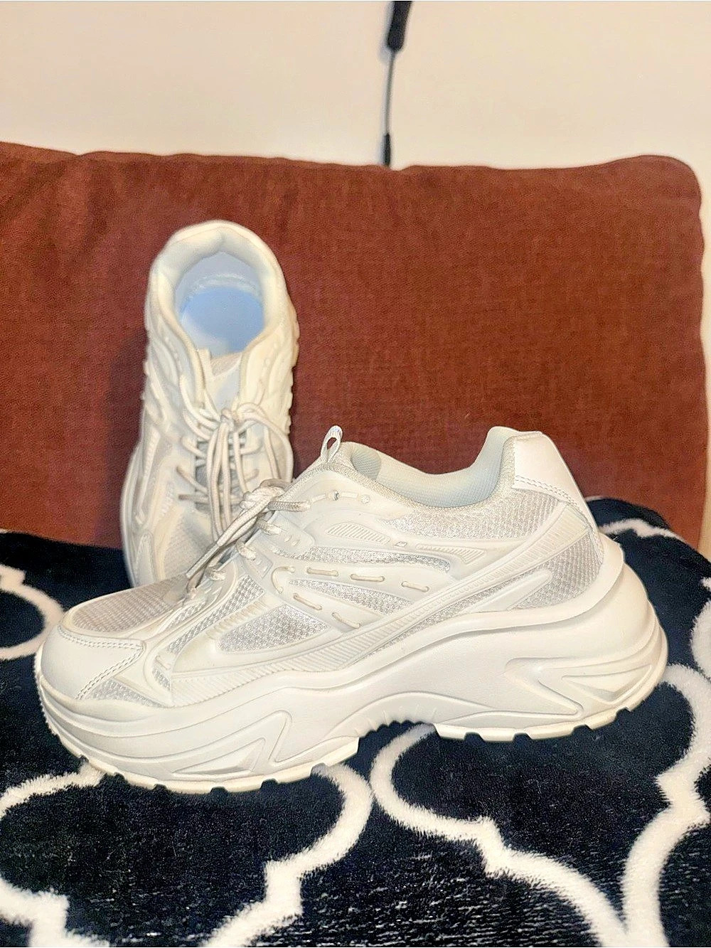White Sneakers Like New